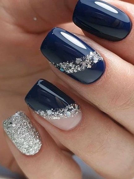 Темно-сині зимові нігті з блиском