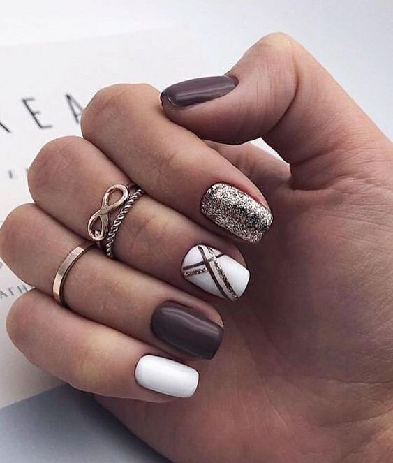 Милі білі зимові нігті з коричневим