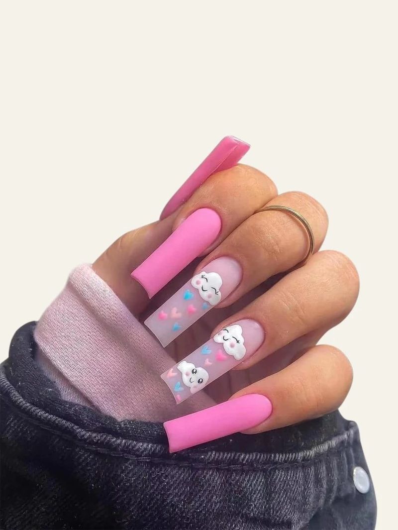 Matte, rosa negler med søt sky-nail art