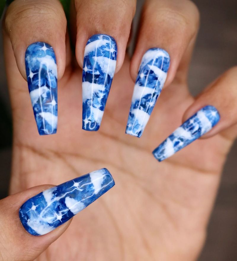 Lange kongeblå kistespiker med cloud nail art