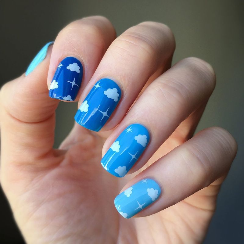 Korte blå ombre negler med cloud nail art
