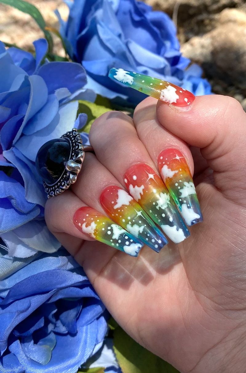 Søte regnbuespiker med sky-nail art for stolthet