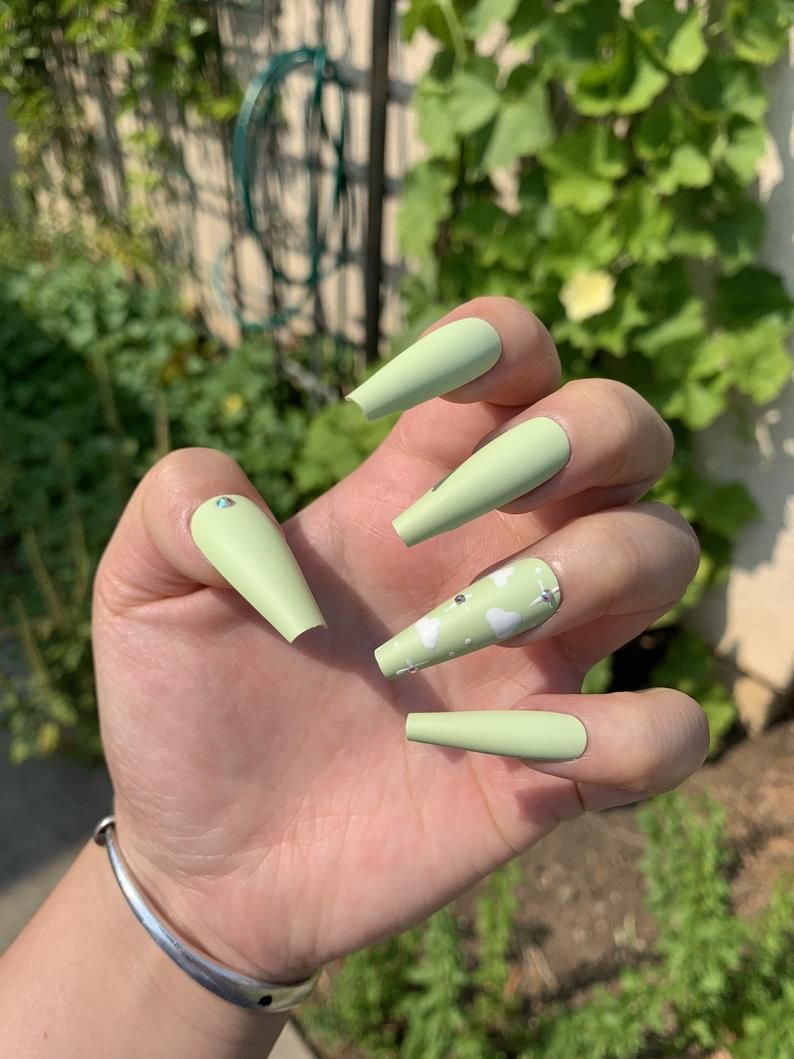 Пастельні зелені матові нігті
