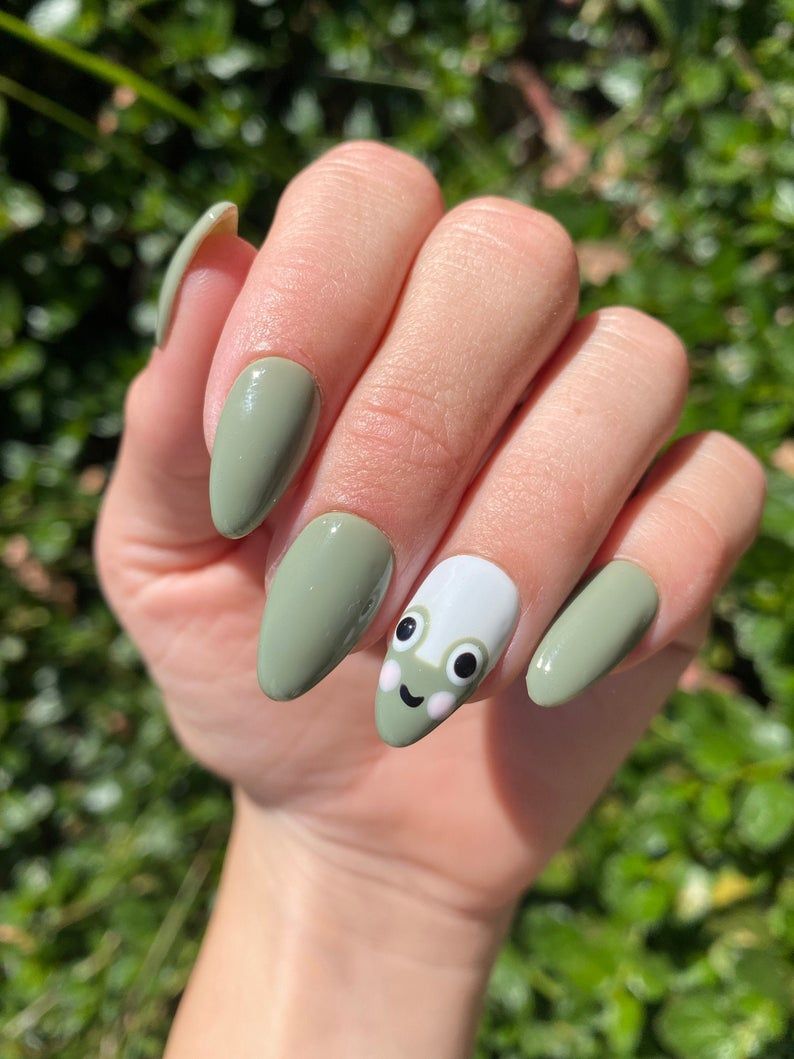 Шавлія зелена жаба нігті