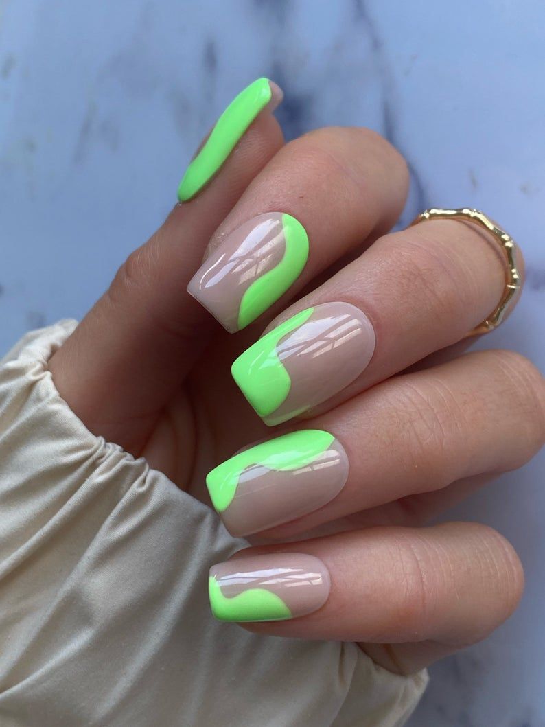 Неоновий салатовий зелений абстрактні нігті з сучками