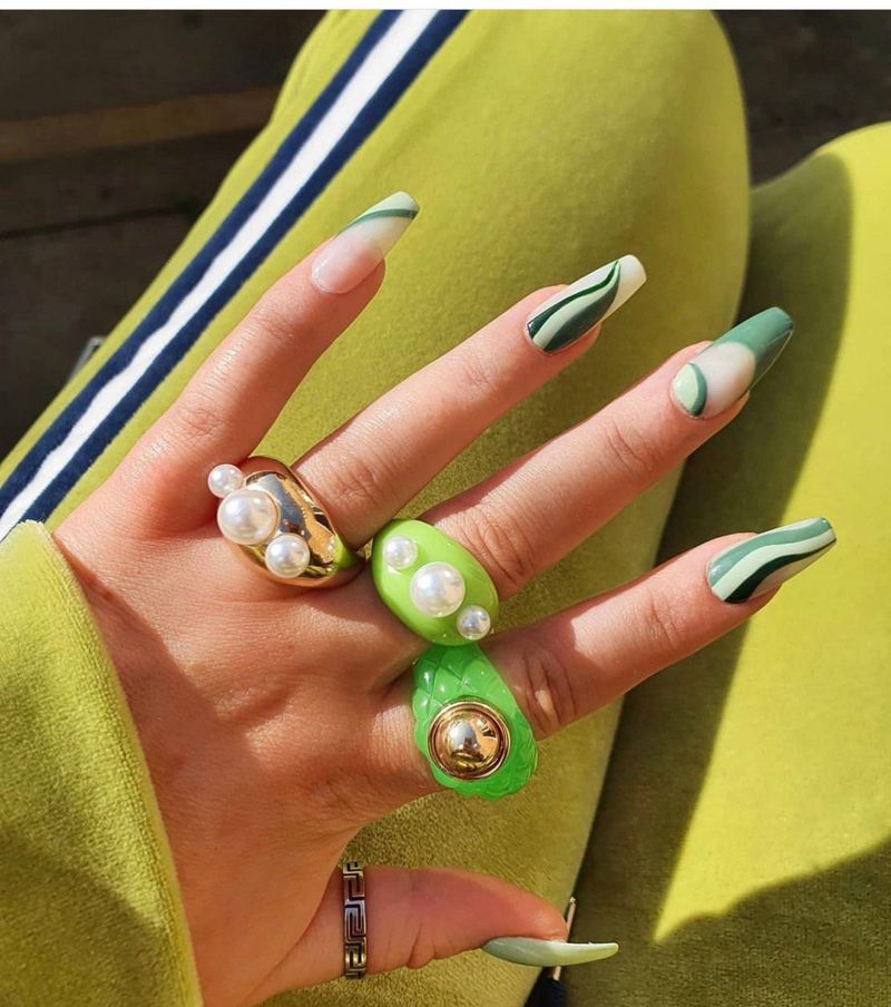 Темно-зелені абстрактні вихрові дизайни нігтів