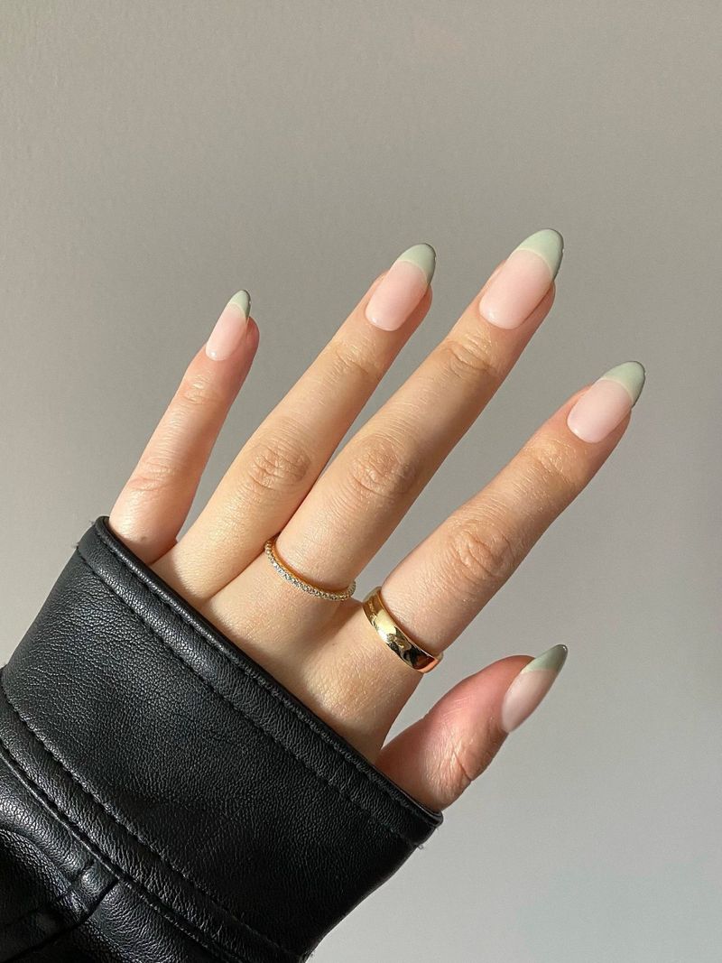Шавлієвий зелений французький кінчик нігтів