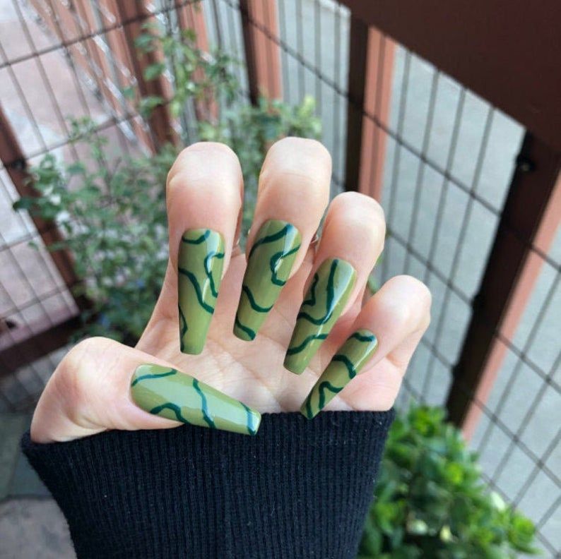 Армійські зелені абстрактні нігті з сучками
