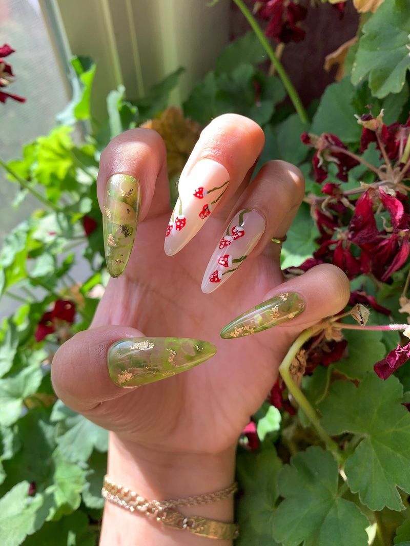 Mint zeleni mramorni nokti s gljivama