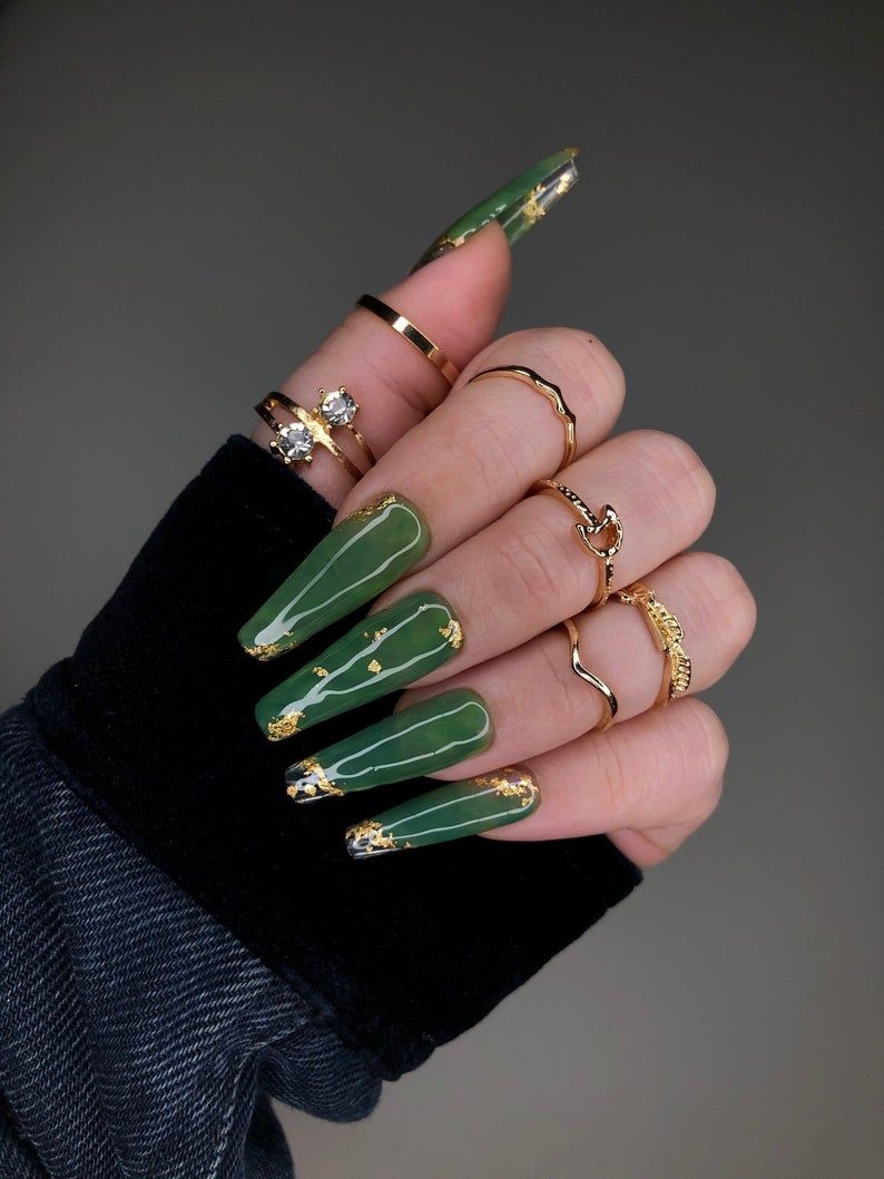Нефритово-зелені нігті з золотими пластівцями