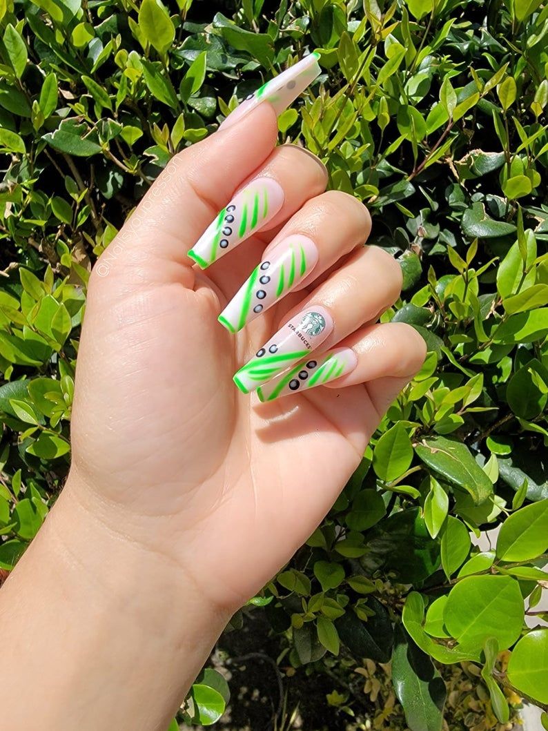 Zeleni nokti s apstraktnim dizajnom