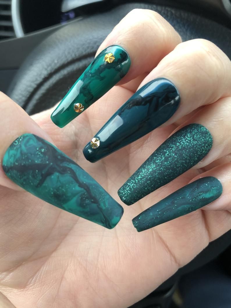 Мармурово-смарагдово-зелені нігті з блиском