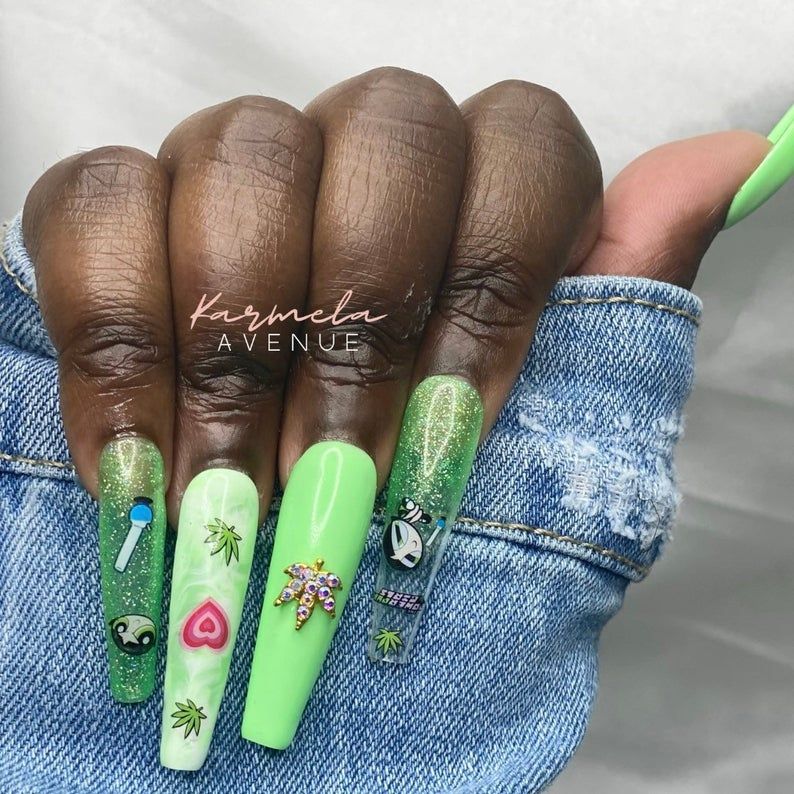 Круті дівчата Лютик зелені нігті