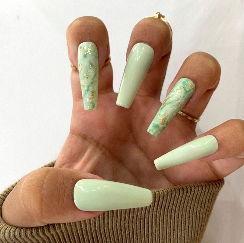 Шавлієво-зелені мармурові нігті з золотою фольгою