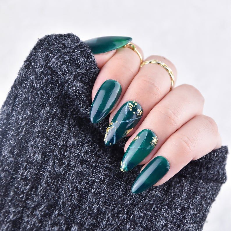 Смарагдово-зелені нігті з золотими вкрапленнями