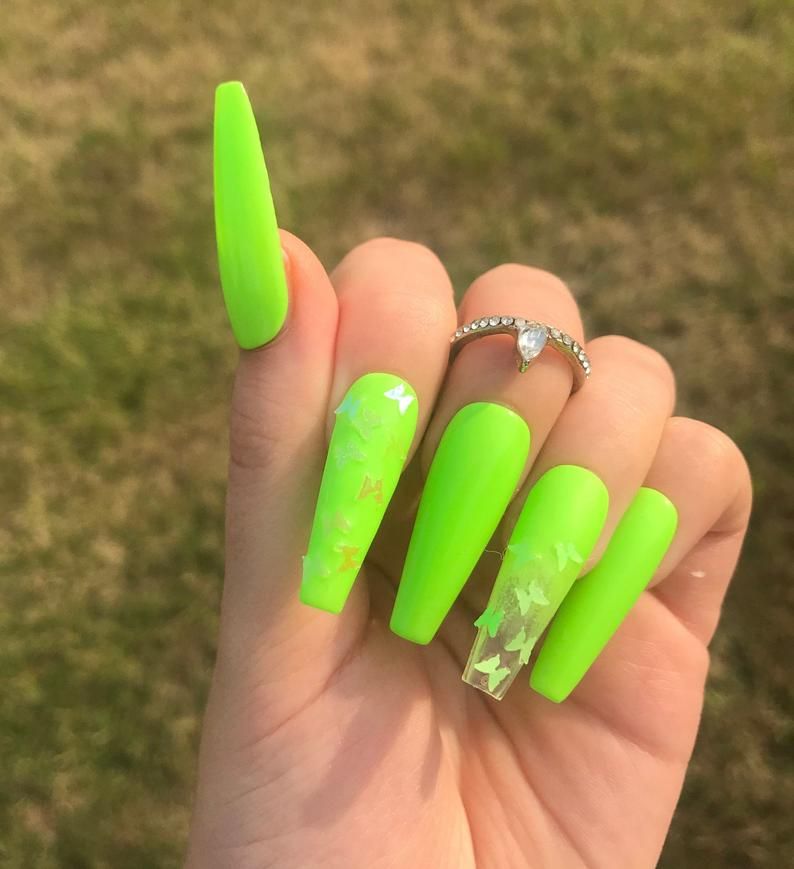 Неонові зелені нігті з метеликами