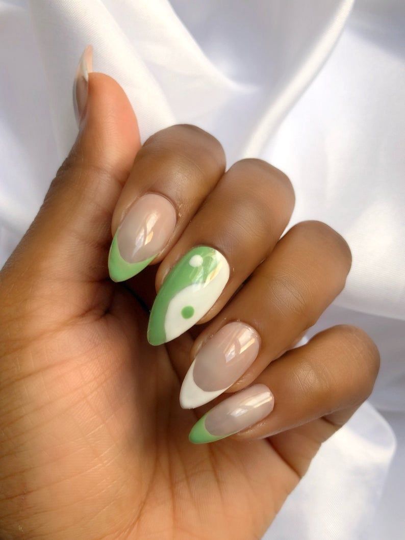 Світло-зелені французькі нігті з дизайном Інь Ян