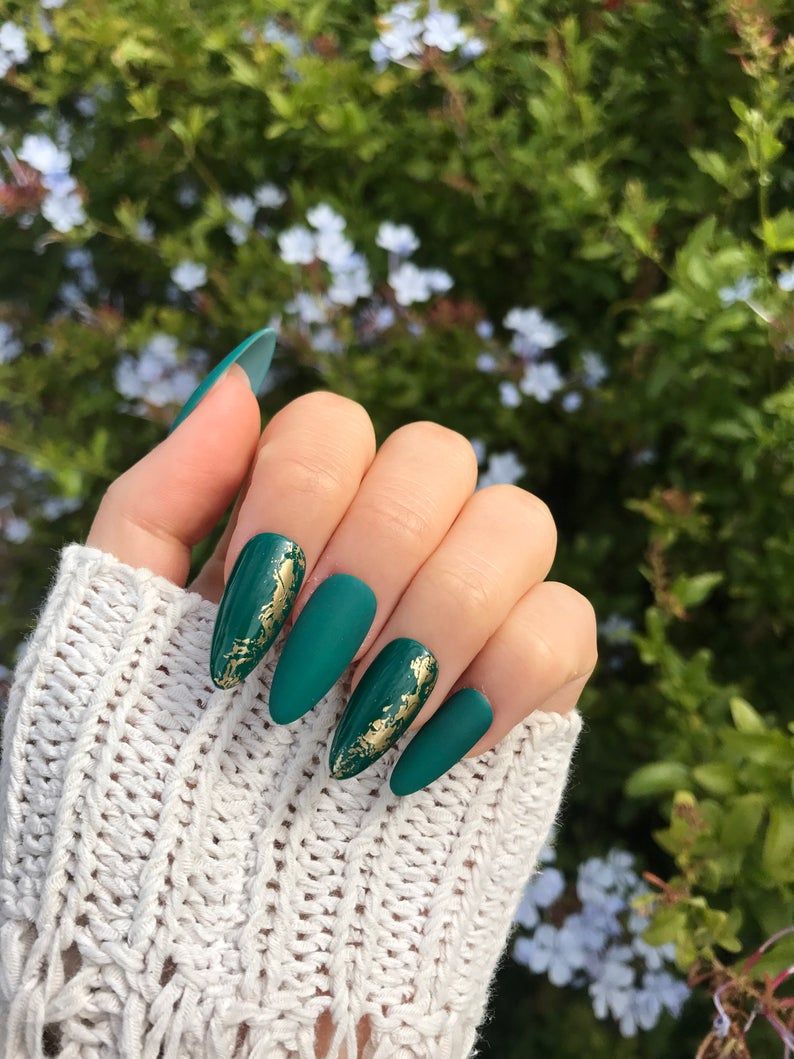 Смарагдово-зелені нігті з золотими пластівцями