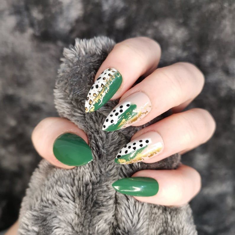 Зелені абстрактні нігті з золотими вкрапленнями