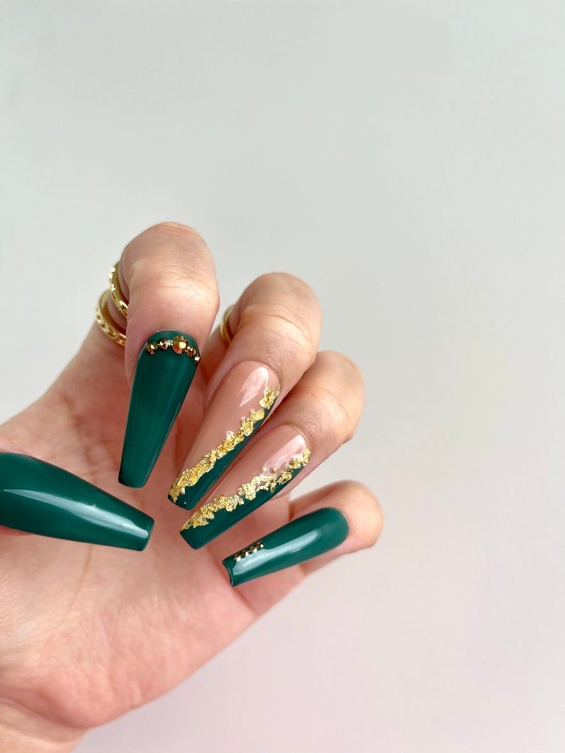 Smaragdno zeleni nohti z zlatimi pikami