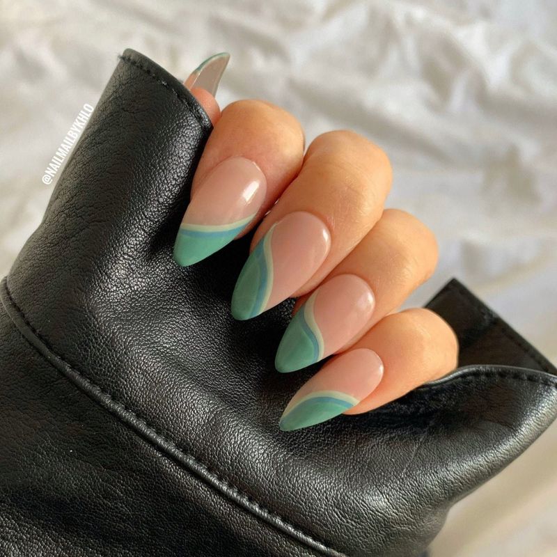 Світло-зелені абстрактні нігті з завитками