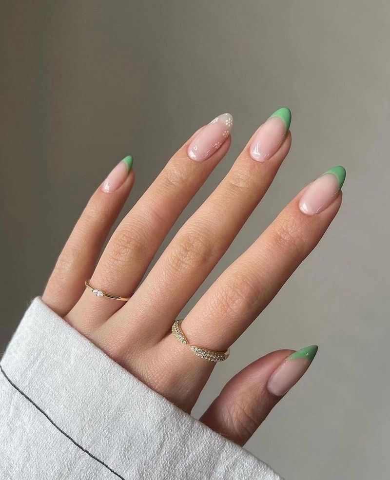 Світло-зелені французькі нігті з квітковим нейл-артом