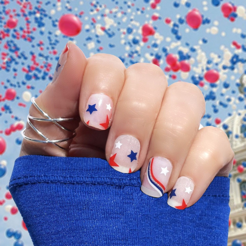   Les meilleurs ongles de la fête du travail : des ongles clairs avec des étoiles rouges, blanches et bleues