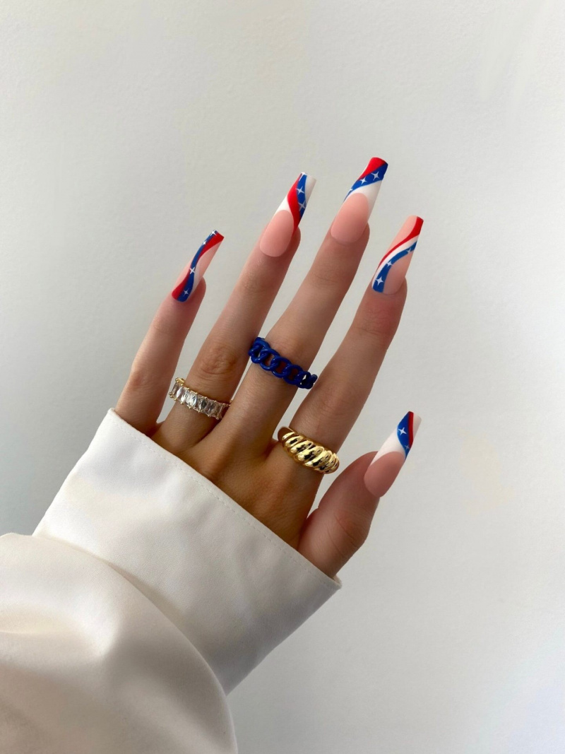  Les meilleurs ongles de la fête du travail : des ongles patriotiques à pointe française avec des tourbillons