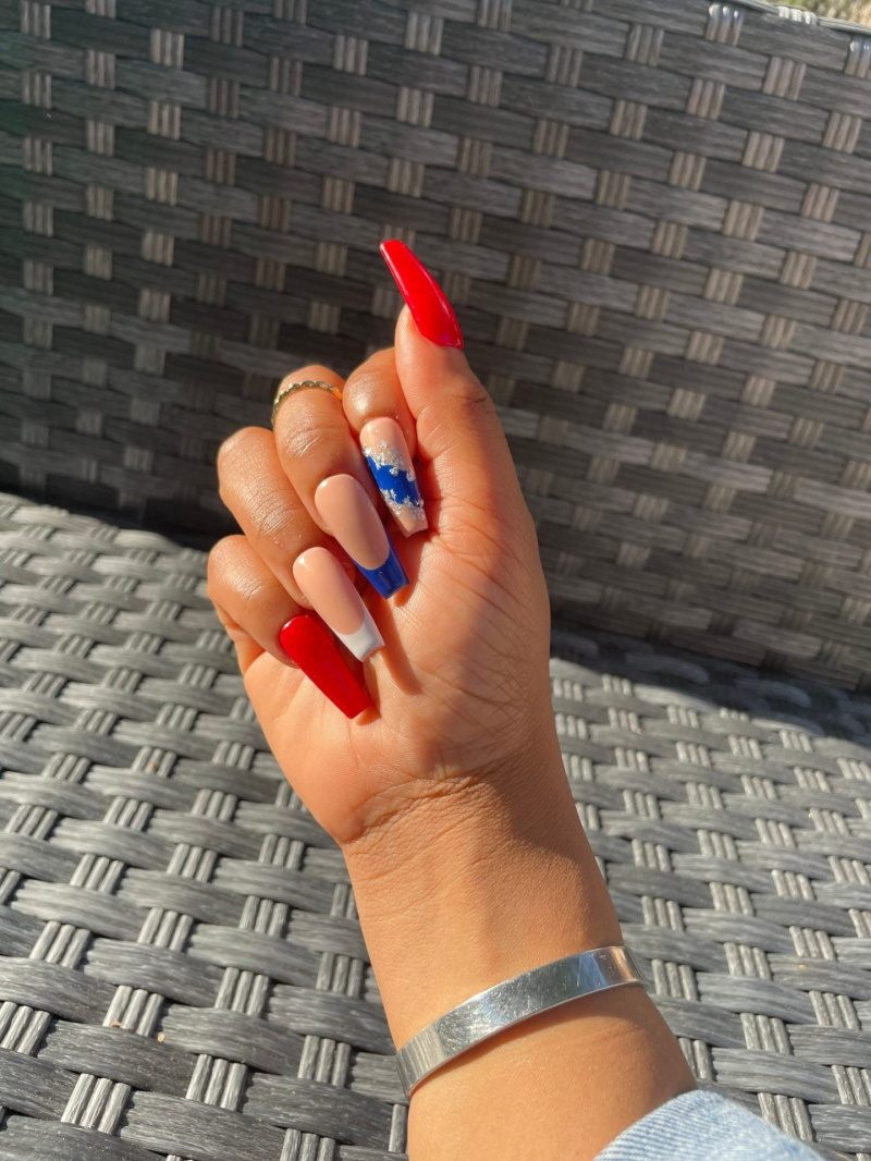   Les meilleurs ongles de la fête du travail : des ongles chics rouges, bleus et blancs avec des paillettes