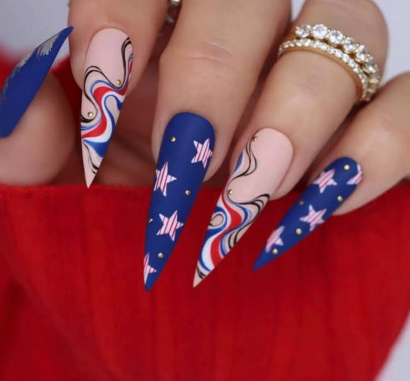   Les meilleurs ongles de la fête du travail : des ongles patriotiques tourbillonnants chics avec des étoiles et de petits strass