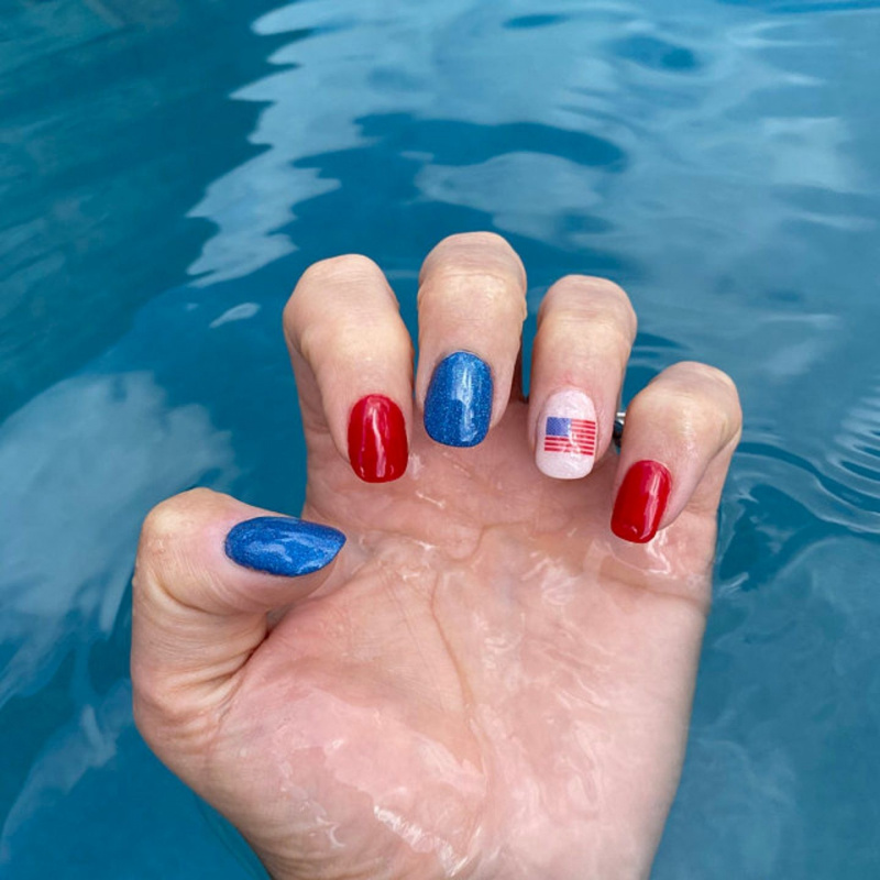   Les meilleurs ongles de la fête du travail : ongles simples à paillettes rouges, bleues et blanches avec décalque de drapeau