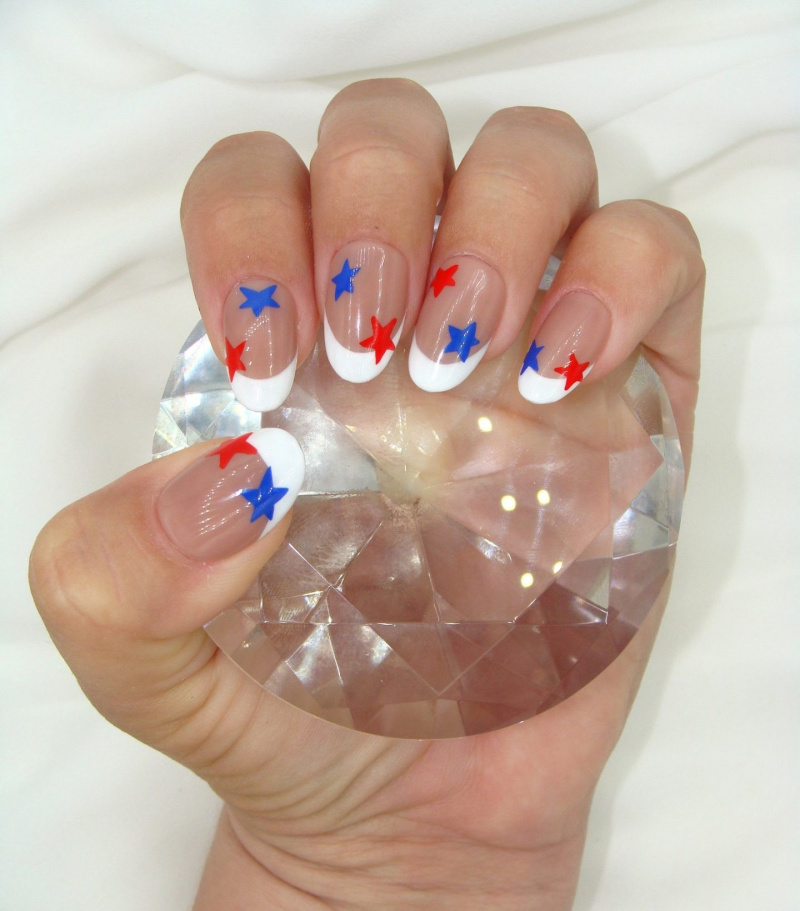   Les meilleurs ongles de la fête du travail : des ongles clairs à pointe française avec des étoiles rouges et bleues