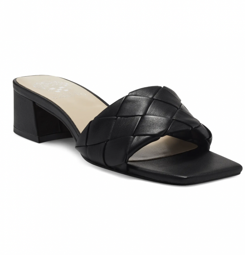   Her Şeyle Uyumlu Ayakkabılar: Siyah alçak blok topuklu sandaletler