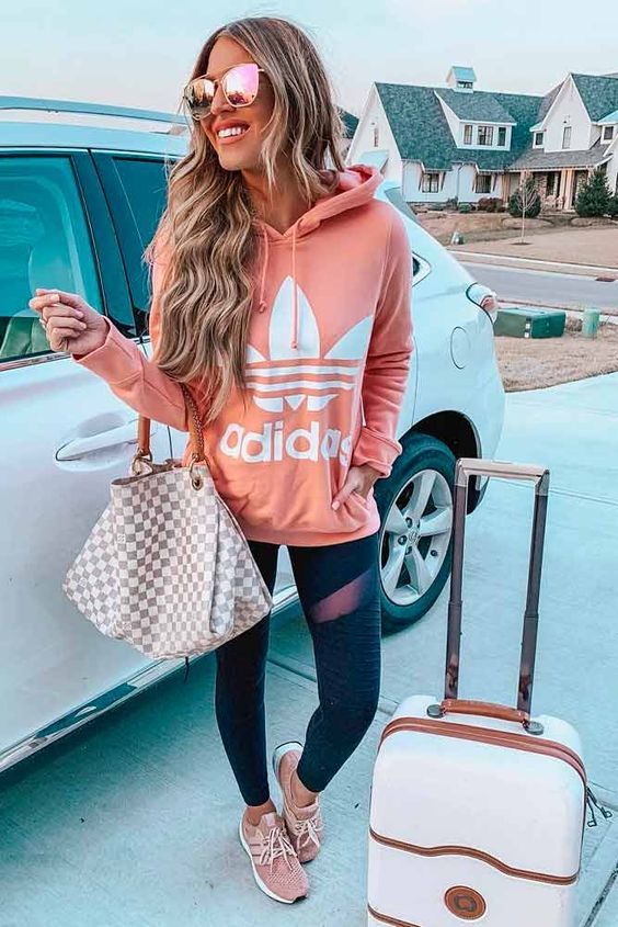 Jolie tenue Adidas avec des leggings pour voyager