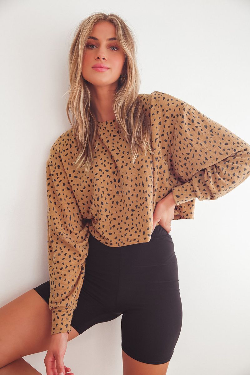 Sweatshirt-Outfit mit Leopardenmuster und Radhose