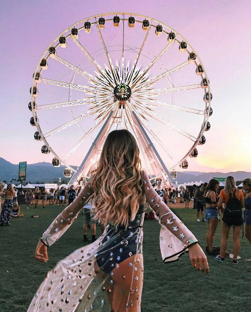 Des photos de Coachella avec une robe en maille portée par Caroline Einhoff