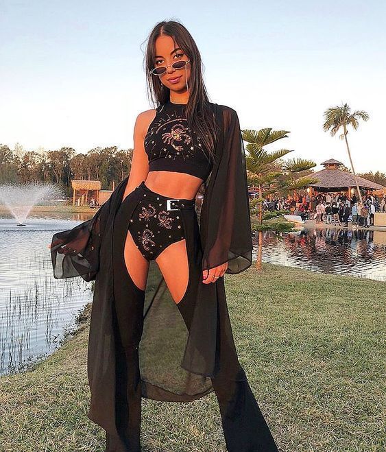 Egy Coachella outfit u potpuno crnoj boji