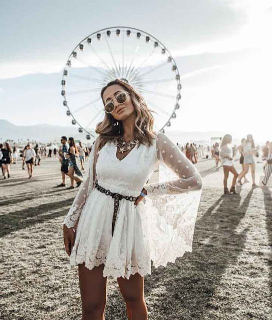 Boho Coachella görünümleri, beyaz elbise ile en iyi Coachella kıyafetleri