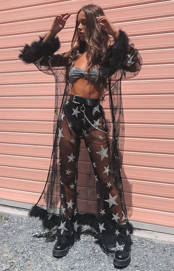 Crni Coachella outfit s mrežastim materijalom