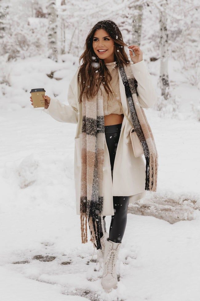 Simpatična in sproščena zimska obleka z bež plaščem