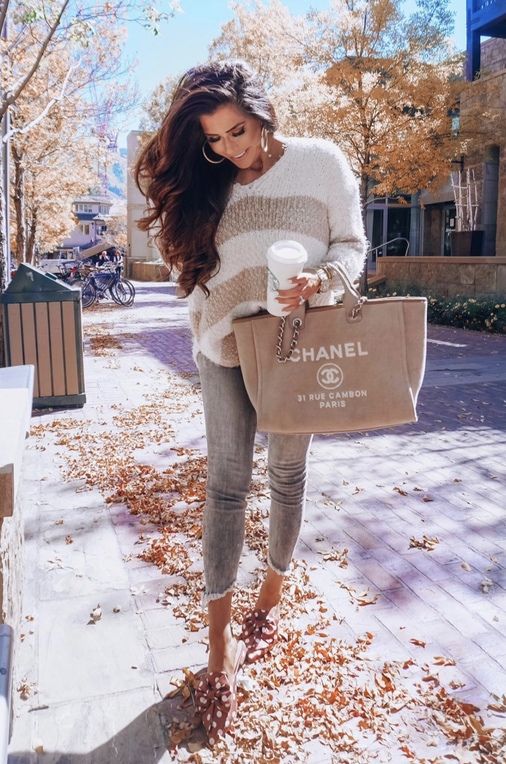 Simpatične priložnostne jesenske obleke s kavbojkami, puloverjem in torbico Chanel Deauville