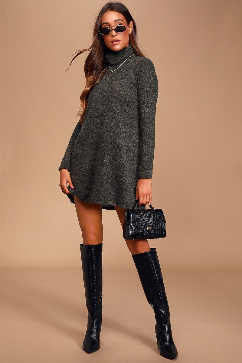 Simpatična, priložnostna zimska obleka s sivo puloversko obleko in črnimi škornji do kolen