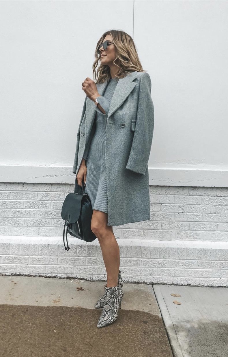 Poslovne priložnostne zimske obleke: obleka sivega plašča s škornji s kačjim vzorcem, ki jih nosi Cella Jane Blog