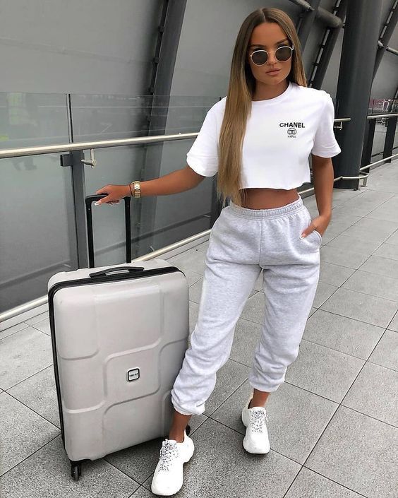 Weiße Flughafen-Outfits