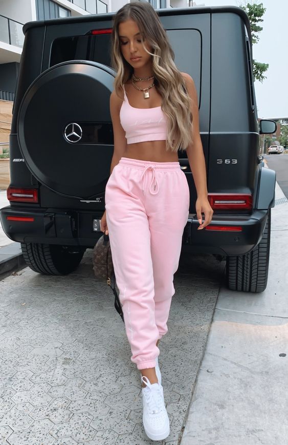 Süße pinkfarbene Outfits mit Jogginghosen und passenden Sets