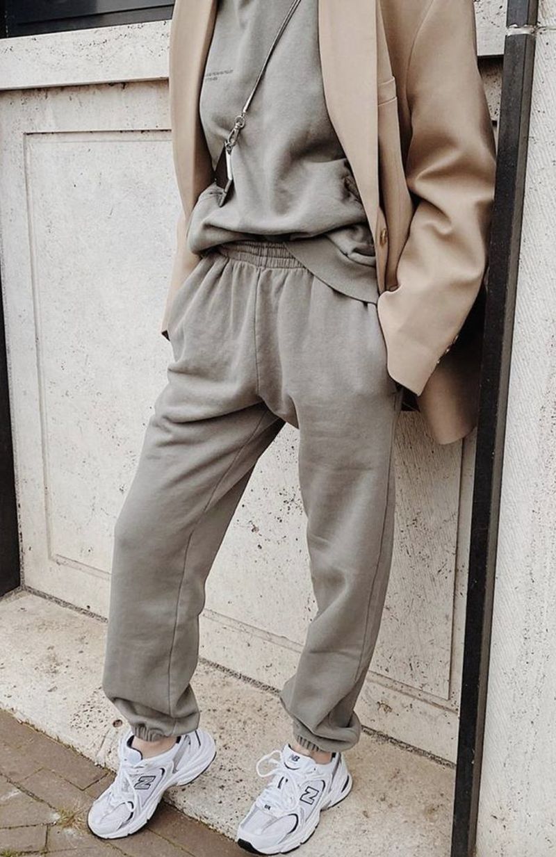 Graue Jogger-Outfits