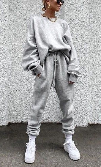 Jolies tenues sportives avec un pantalon de survêtement gris