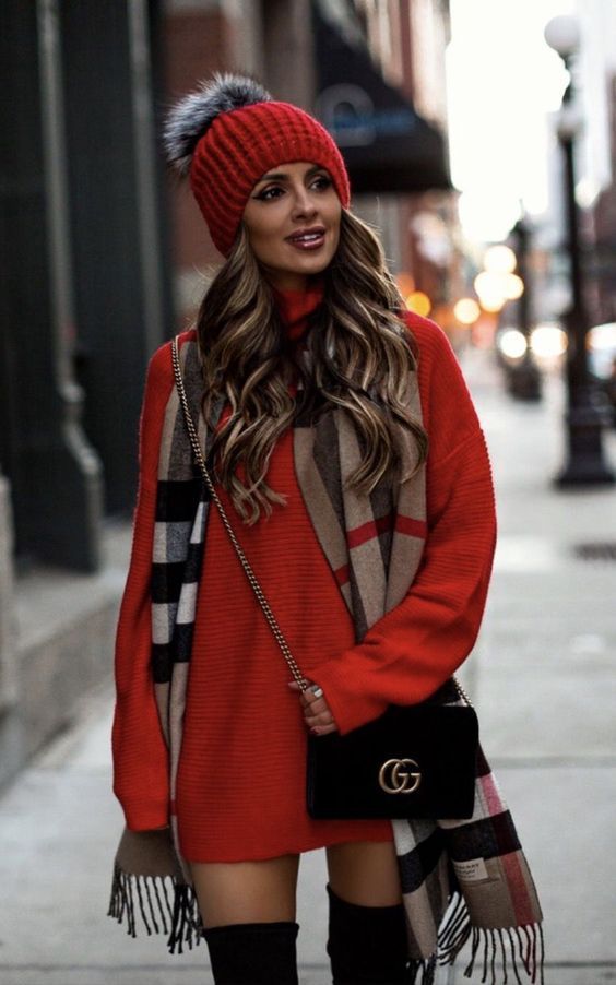 Tenues casual chic avec robe rouge, bonnet rouge et écharpe Burberry