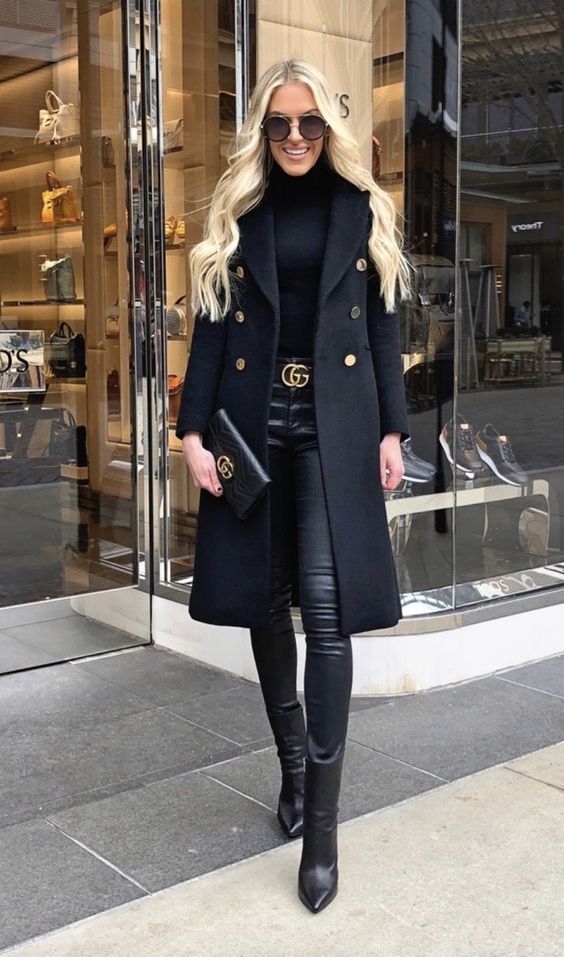 Tenues décontractées chics - toutes les tenues noires portées par Macy Stucke dans un manteau noir, un jean noir et un col roulé noir plus des bottes noires et une ceinture Gucci
