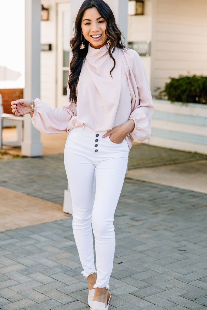 Jolie tenue de printemps avec un jean blanc et un haut rose clair